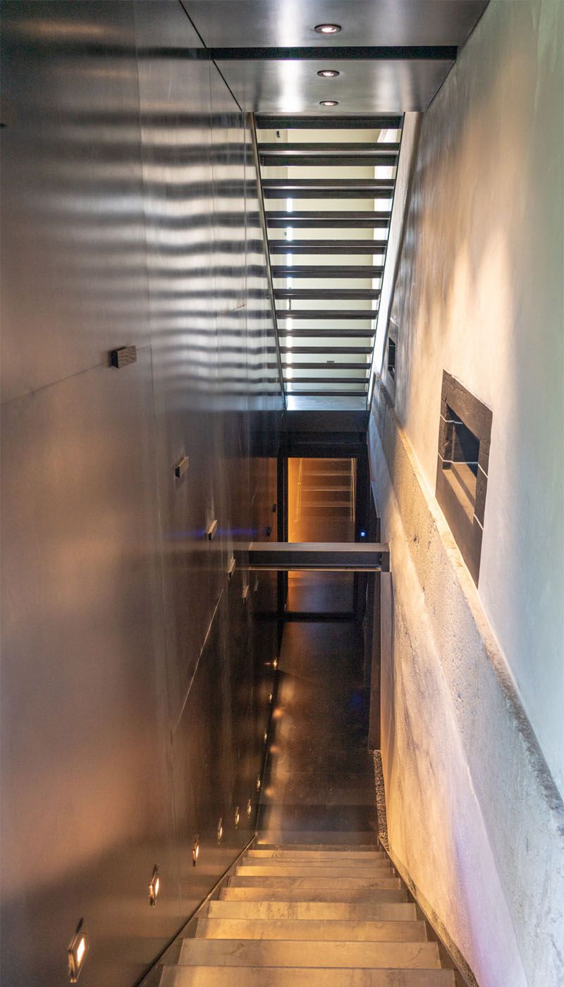 Escalier avec revêtement mural et plafond en acier inoxydable Nero HL