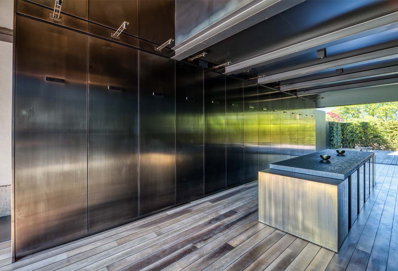 Cuisine avec revêtement mural en acier inoxydable Nero HL et îlot central