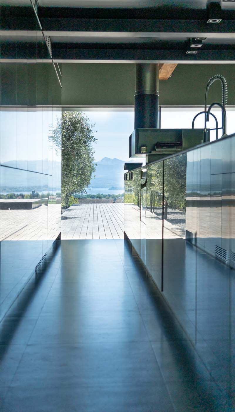 Plan de travail en acier inoxydable avec vue sur la terrasse et le paysage