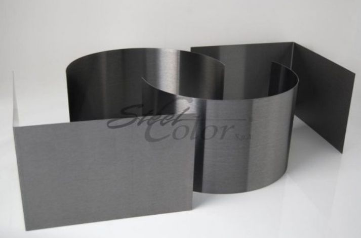 Échantillon de tôle en acier inoxydable Grigio Satinato cintrée