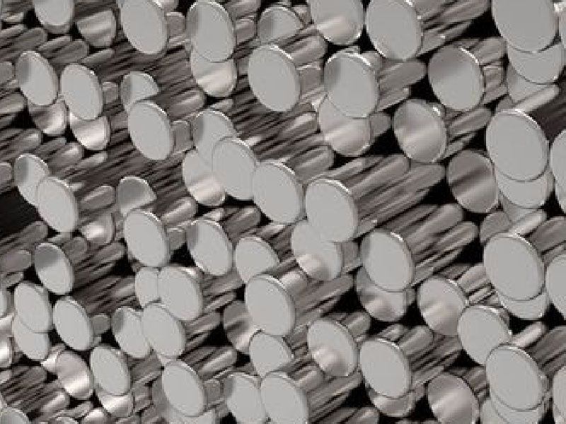 Mehrere Aluminiumrundstäbe mit unterschiedlichen Durchmessern und glatten, geschnittenen Stirnflächen auf hellem Hintergrund.