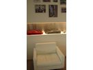 Fauteuil blanc devant niche murale éclairée en acier inoxydable Champagne SB