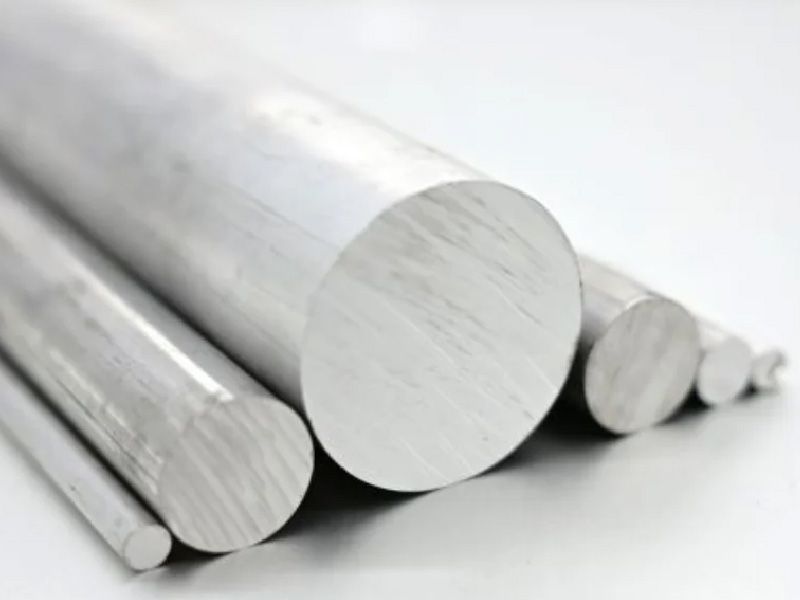 Mehrere Aluminiumrundstäbe mit unterschiedlichen Durchmessern und glatten, geschnittenen Stirnflächen auf hellem Hintergrund.