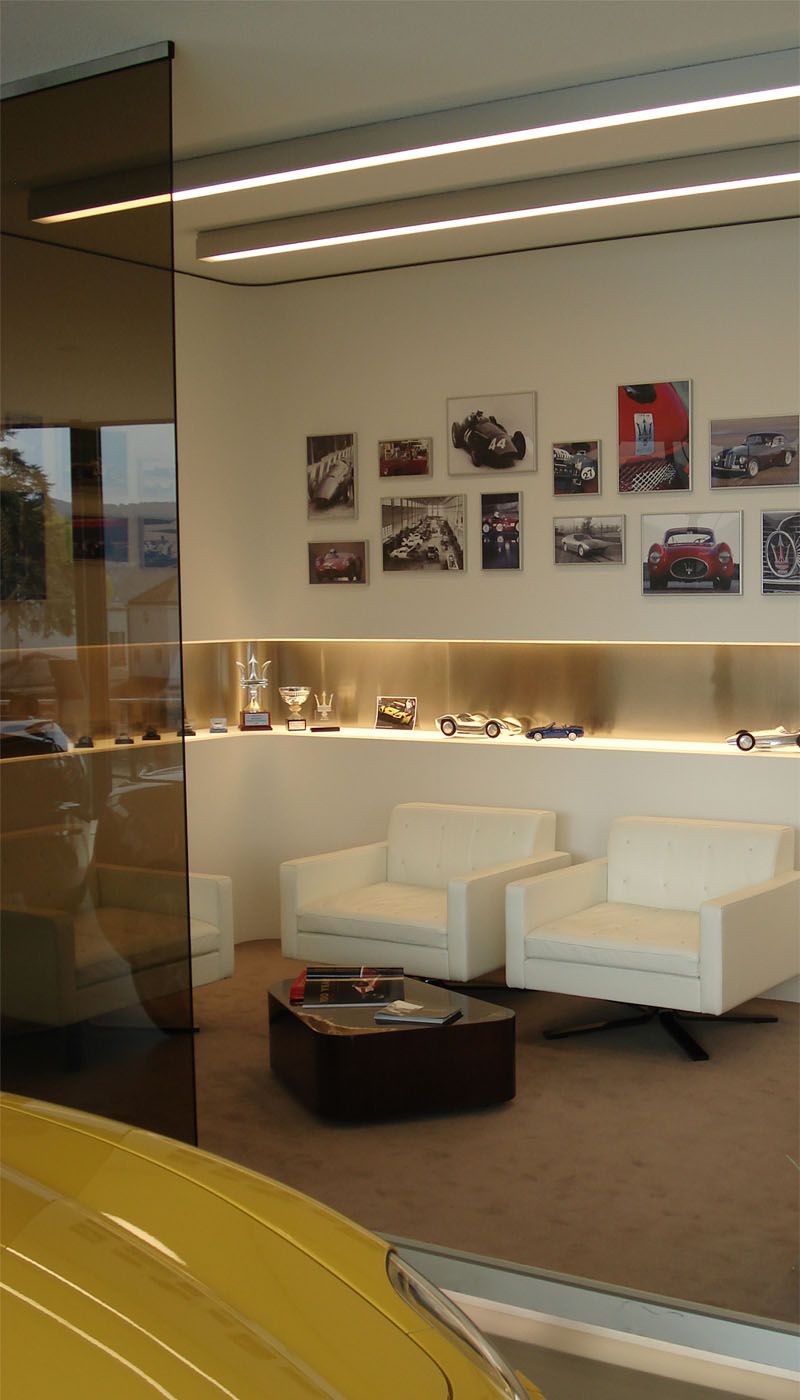 Espace salon Maserati avec niche murale éclairée en acier inoxydable Champagne SB