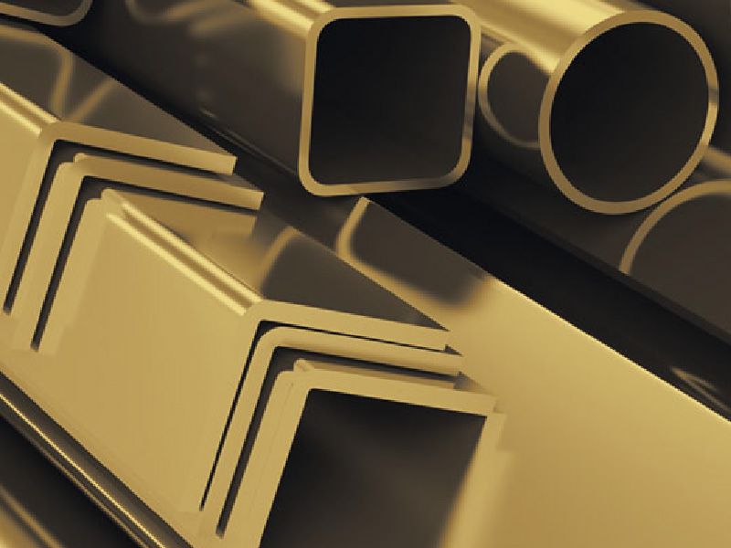 Mehrere Messingprofile mit unterschiedlichen Querschnittsformen, dicht angeordnet