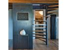 Intérieur avec paroi en acier inoxydable Nero HL et escalier en colimaçon