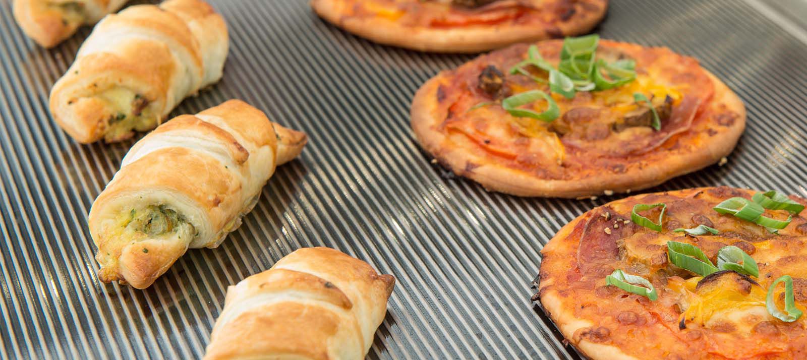 Snacks chauds et petites pizzas sur plaque chauffante nervurée en acier inoxydable