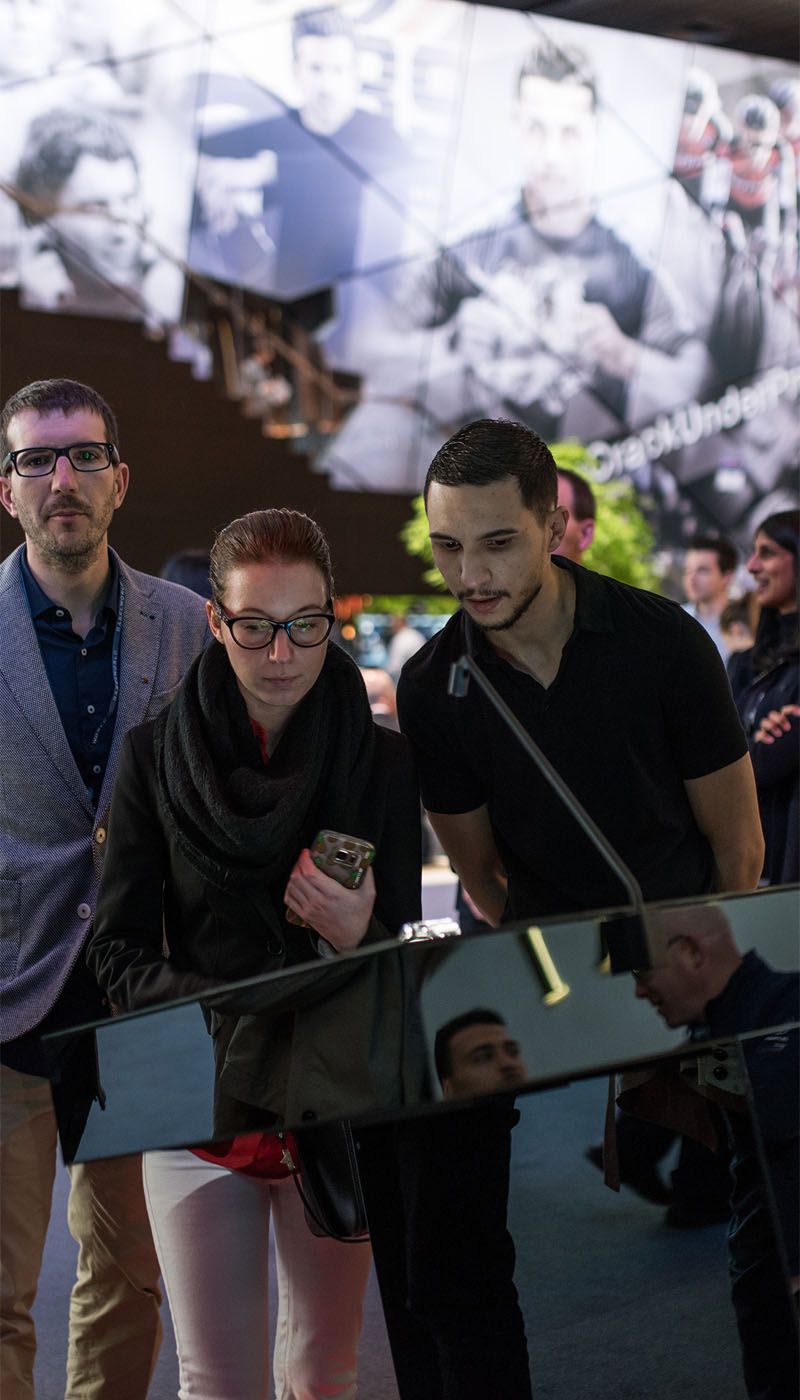 Visiteurs devant un présentoir Hublot en acier inoxydable Nero SM