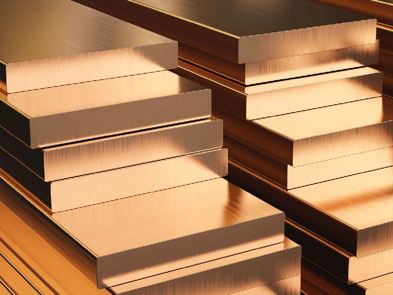 Gestapelte rechteckige Bronzeplatten mit glatten Oberflächen und sichtbaren Schnittkanten.