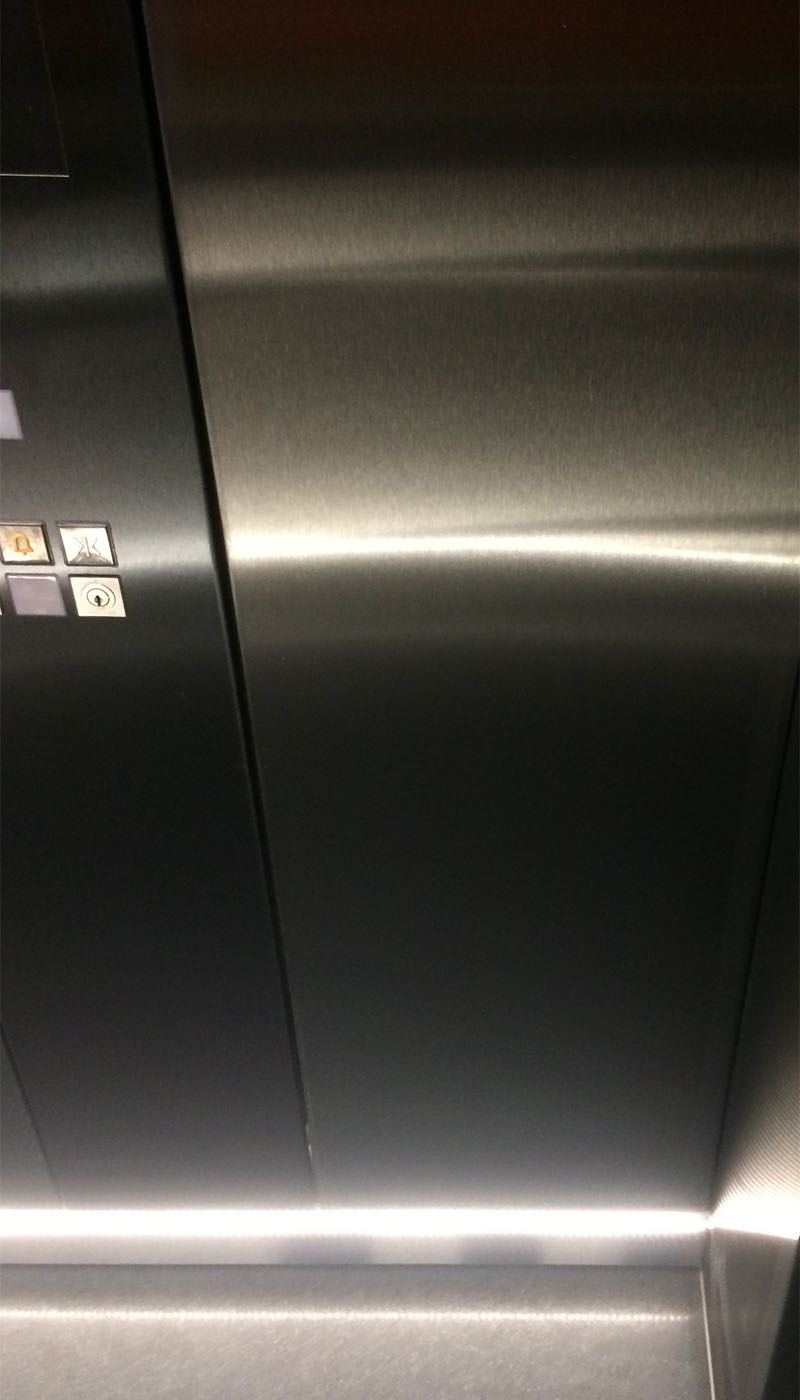 Détail de la paroi d’ascenseur en acier inoxydable Grigio Satinato avec éclairage LED au sol