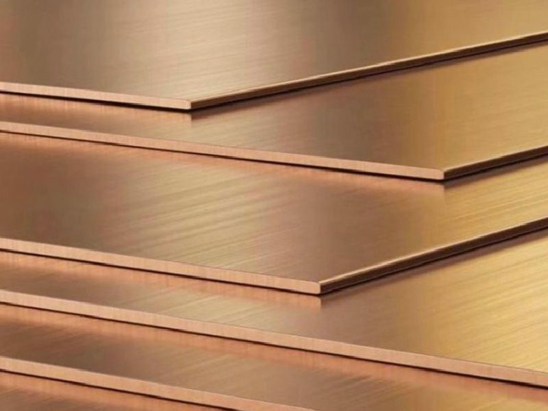 Plusieurs feuilles de cuivre plates à surface lisse, empilées et légèrement décalées