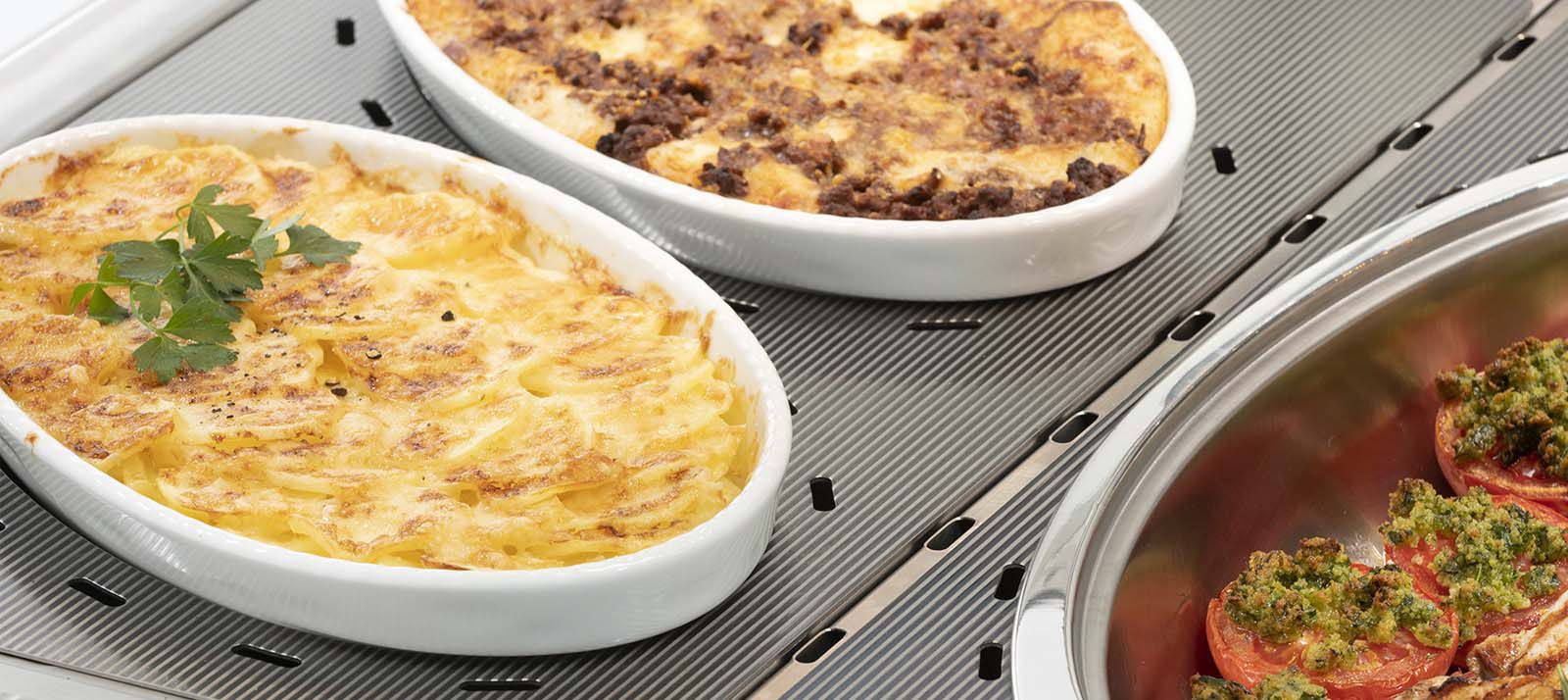 Plats chauds en casseroles sur plaque chauffante nervurée en acier inoxydable en vitrine