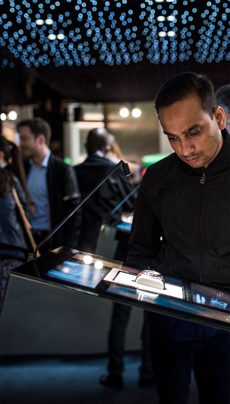 Visiteur utilisant un présentoir interactif Hublot en acier inoxydable Nero SM